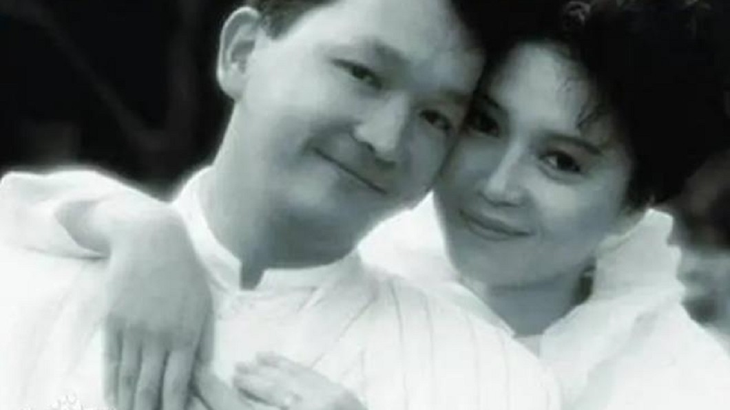 廖啟智與愛妻於2007年,結婚20周年時再穿婚紗舉行婚禮,執子之手再次上路。(圖/翻攝自微博)