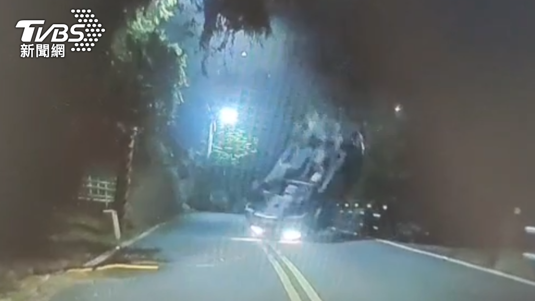車輛撞擊後翻覆。(圖/TVBS)