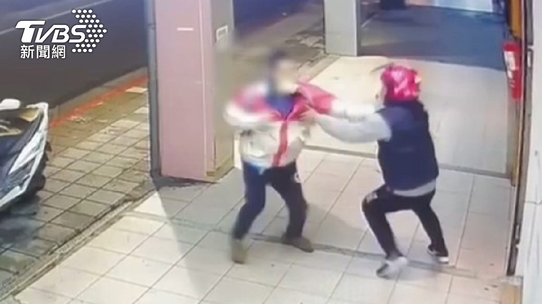外送員火爆互毆!男糾正違規遭「比中指飆髒話」動怒巴頭