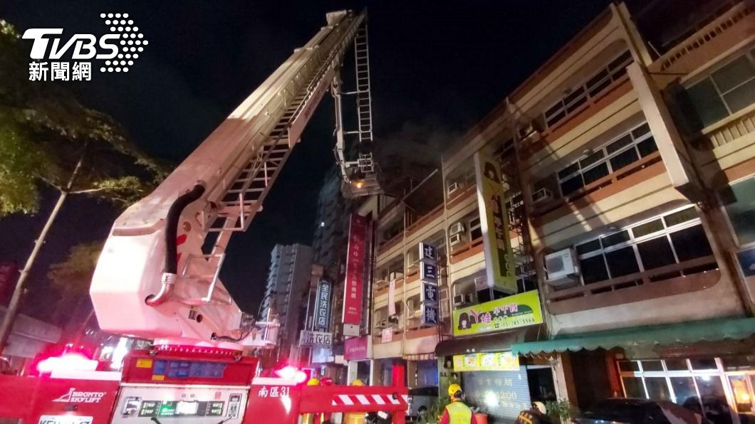 嘉義市民宅凌晨火警　2老人被救出送醫治療