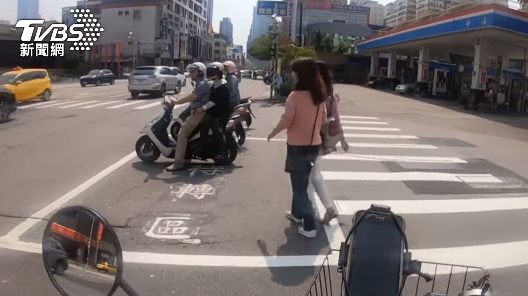 路人邊走邊聊進待轉區。（圖／網友授權提供）