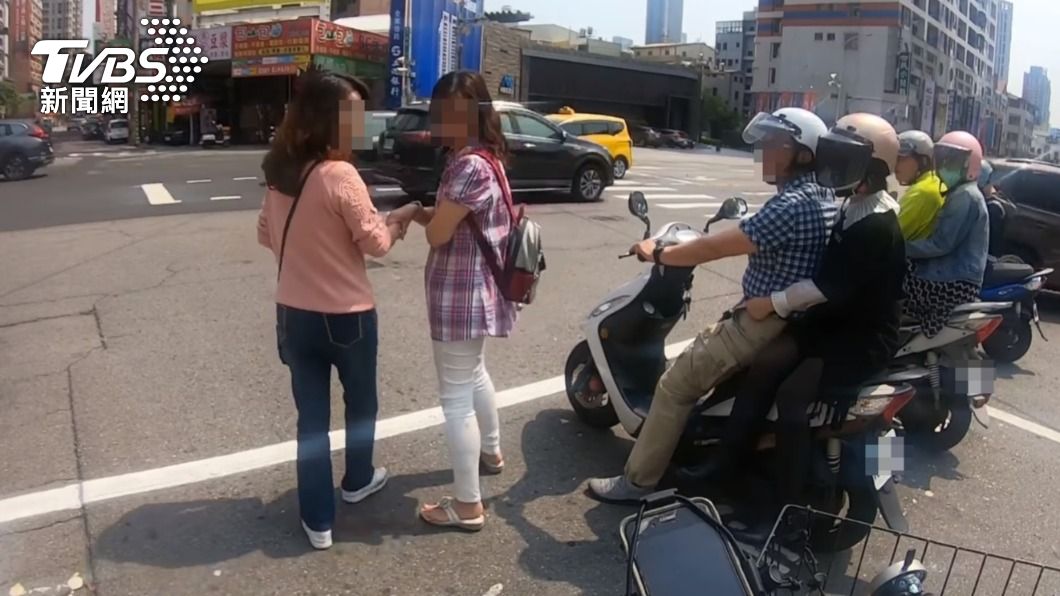 2名路人聽到喇叭聲後嚇到，趕緊離去。（圖／網友授權提供）