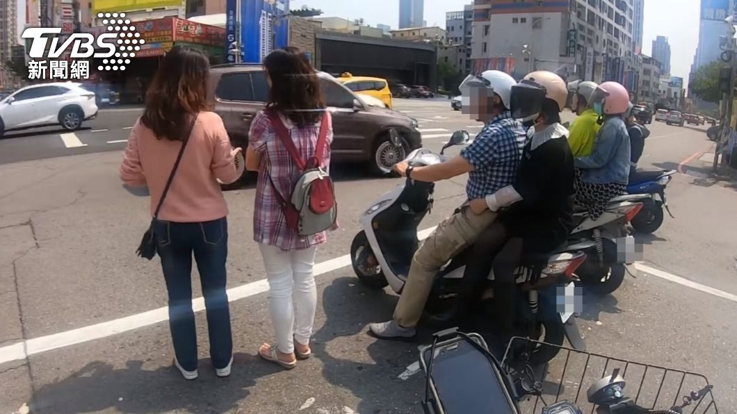 路人聊到忘我「停進待轉區」 神走位網笑翻:國王的新車