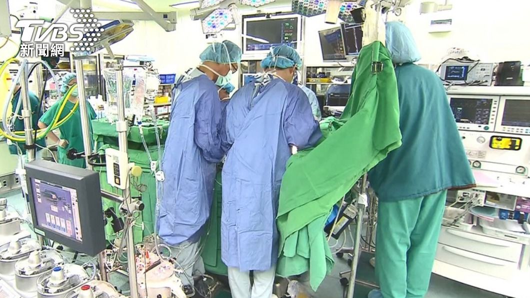 兒車禍重傷 年邁父「顫抖簽器捐」慟喊:爸爸要放手了