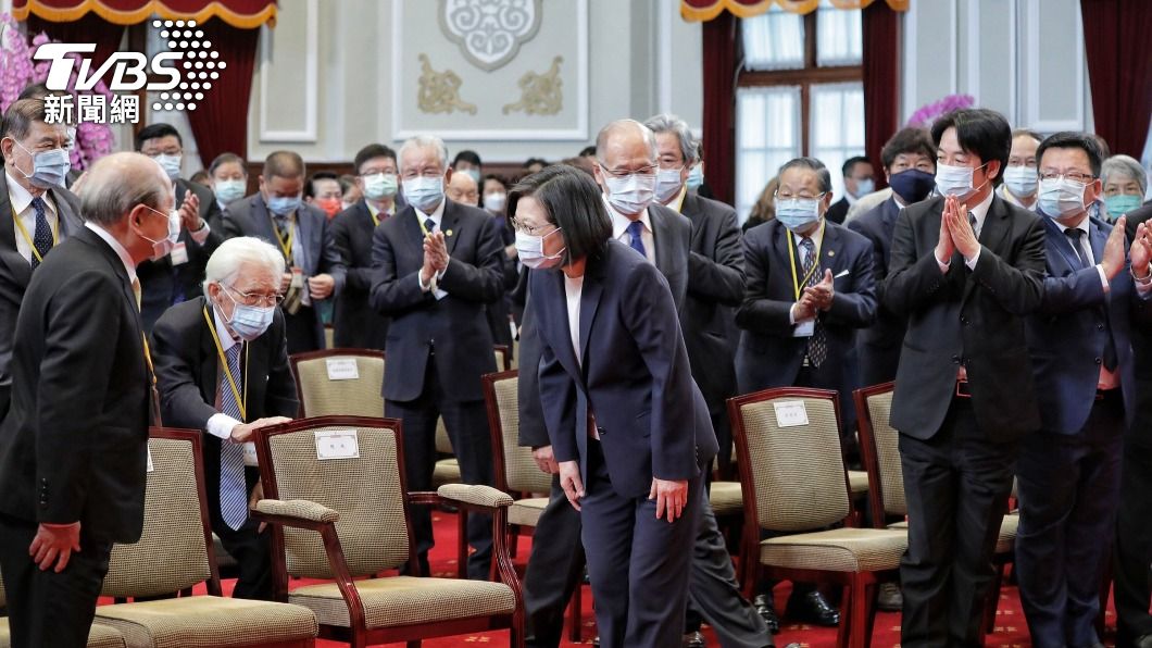 致送資政國策顧問聘書 蔡英文:一起為台灣努力