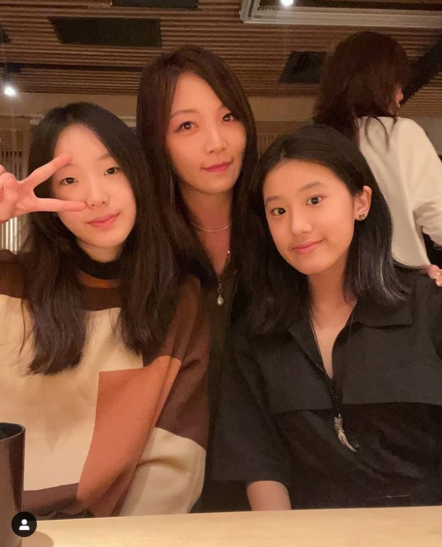許曦文曬出和老師的合照,意外揭露賈靜雯的大女兒梧桐妹也是同學。(圖/翻攝自Elly IG)