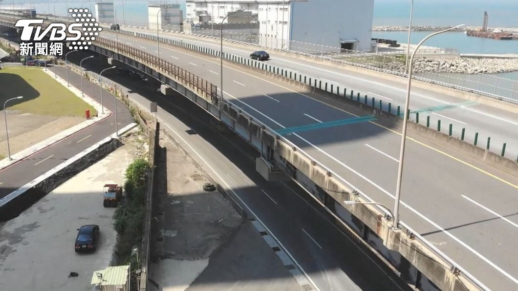 男子騎行西濱快速道路撞上蚊群。(示意圖/TVBS)