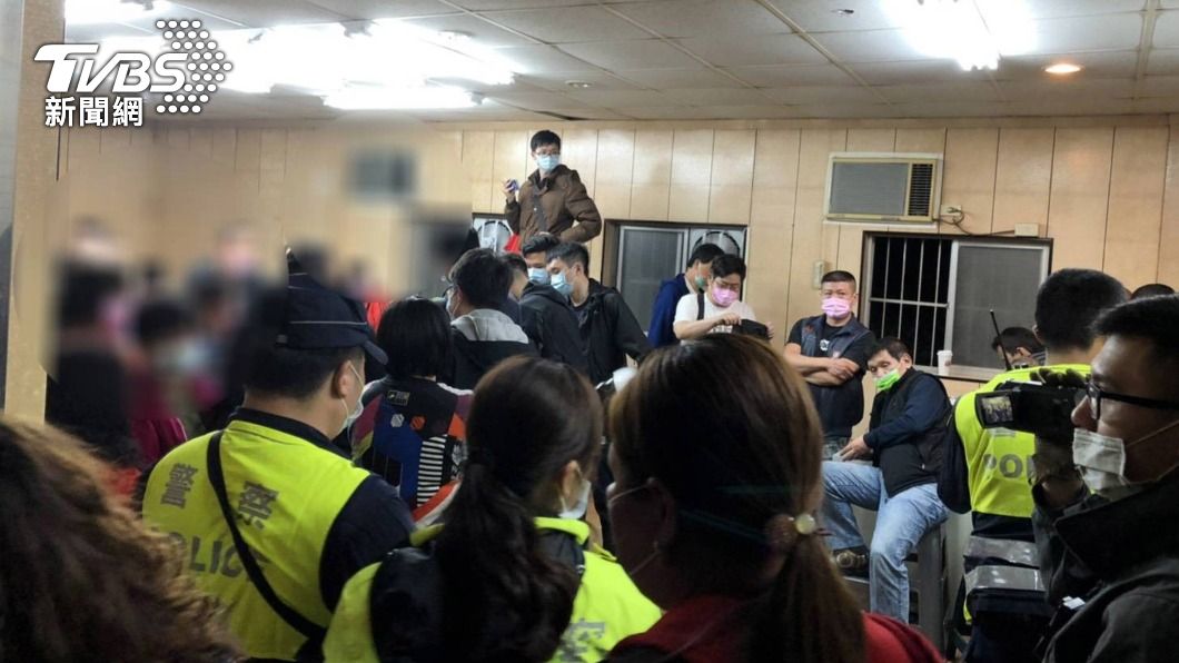 賭場藏身鐵皮屋 樹林警破門逮63人查出通緝犯