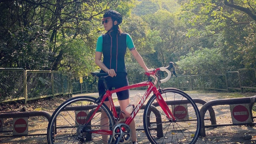 賈靜雯近日身著單車服上山騎車。（圖／翻攝自賈靜雯臉書）