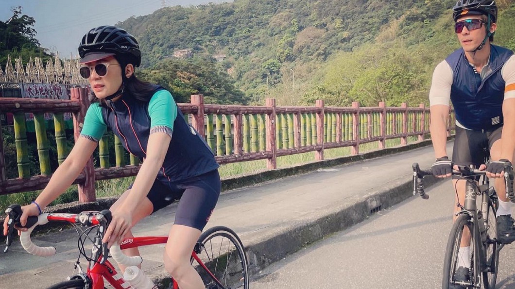 賈靜雯和修杰楷一起運動，46歲完美身材全現形。（圖／翻攝自賈靜雯臉書）
