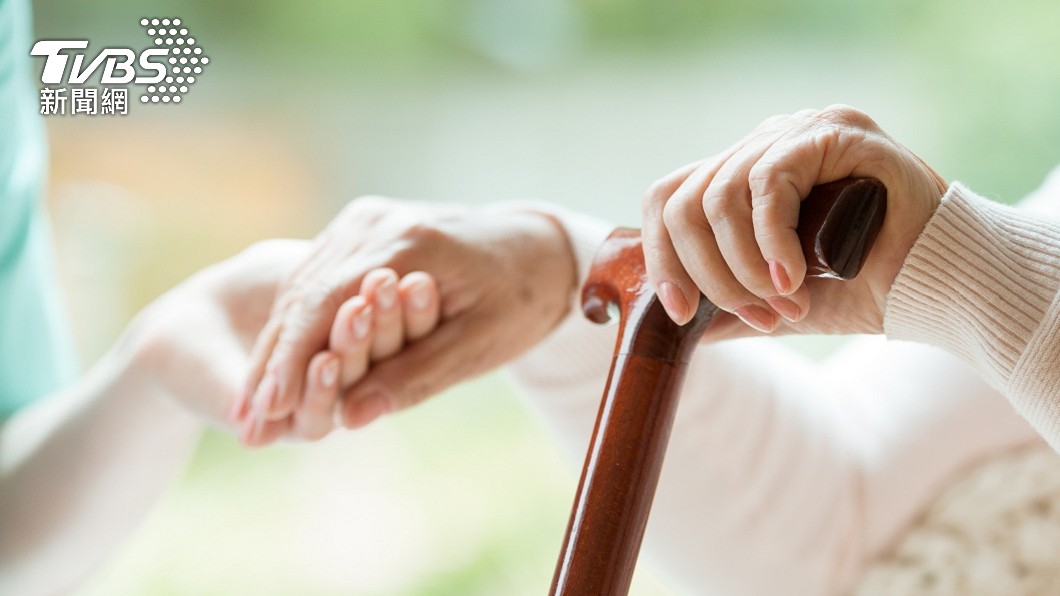 一名媳婦得同時照顧自己的母親和公婆。（示意圖／shutterstock 達志影像）