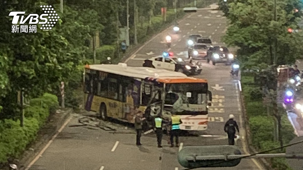 車頭破大洞!新北公車暴衝追撞 3人受傷送醫