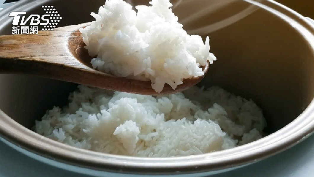 男子發現妻子在廁所內吃東西,對方才坦承自己每餐要吃五碗飯以上。(示意圖/shutterstock 達志影像)
