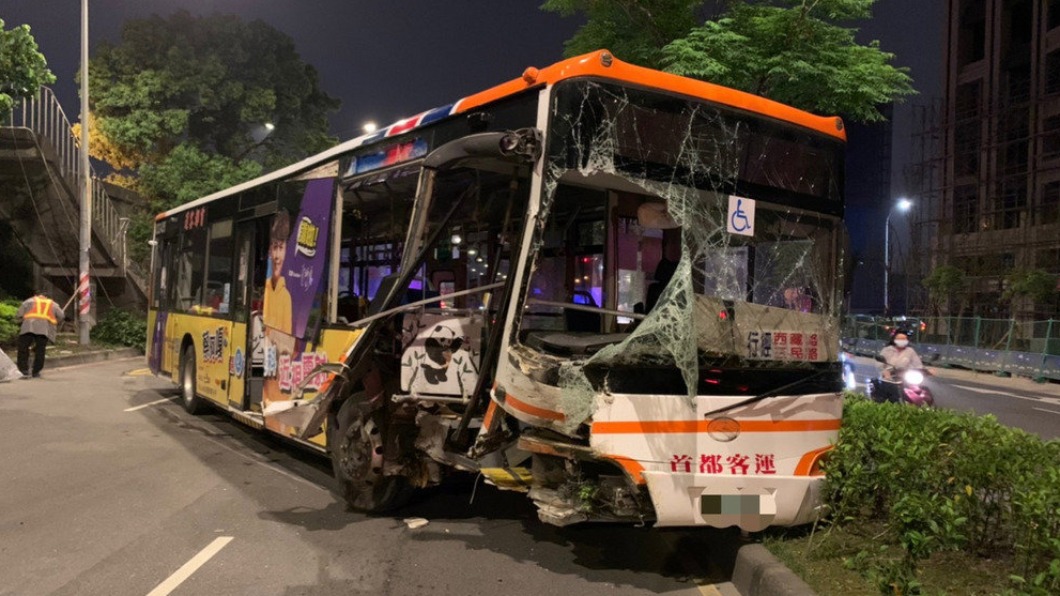 煞車不及! 公車闖紅燈撞2車 3人傷急送醫