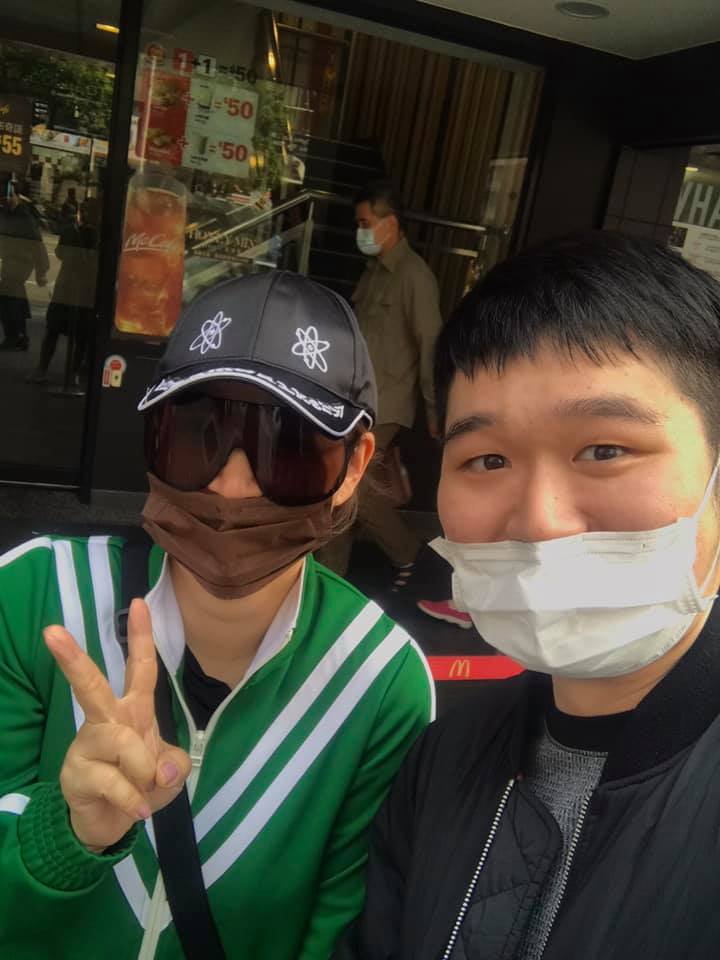 郁方去面交包得密不透風，自嘲是掩蓋本色，最後由鮮肉運動教練出馬。（圖／翻攝自好門媳婦的秘密生活郁小方臉書）