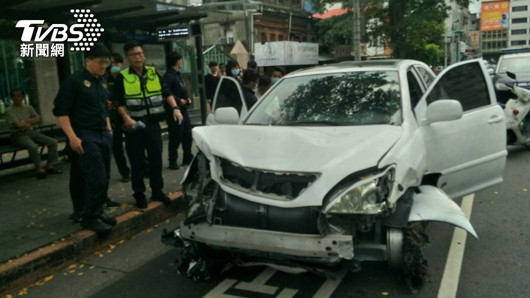 北市街頭警匪追逐!男開車「硬闖攔檢」警連開8槍逮人