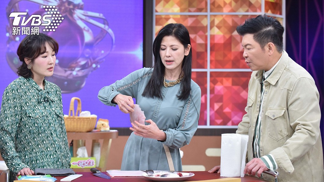 陳明真(圖中)現場示範如何取下鱸魚腓力。(圖/衛視中文台提供)