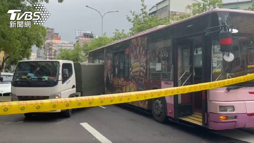 多輛車遭追撞波及,現場拉起封鎖線。(圖/TVBS)