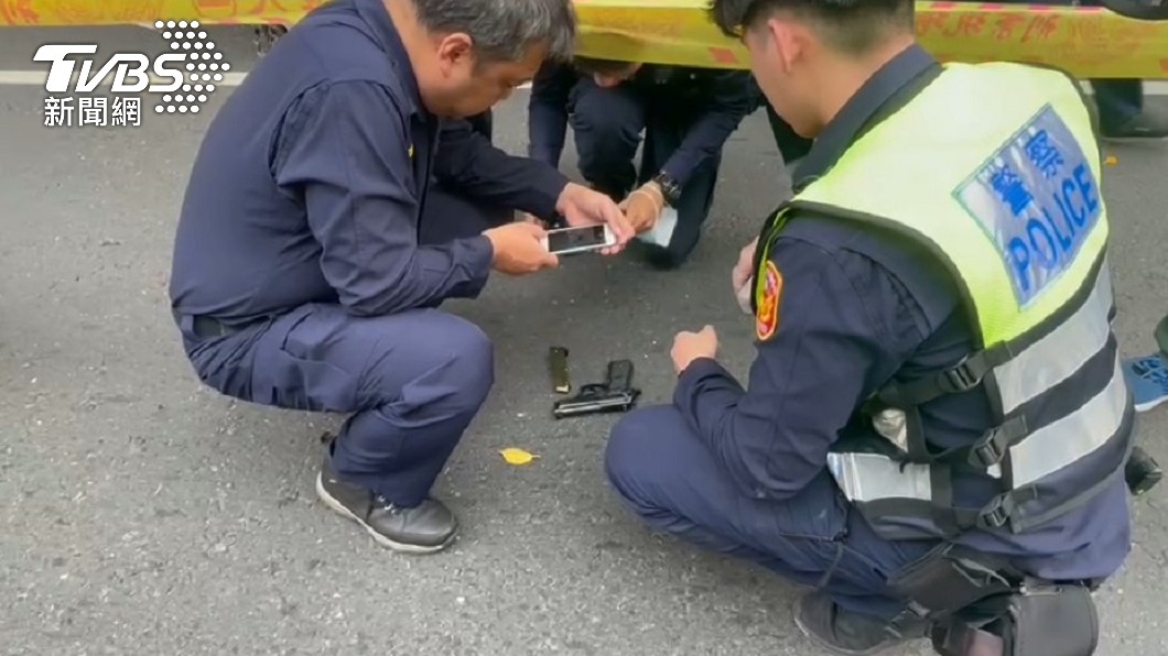 警方在車內查獲槍枝。(圖/TVBS)