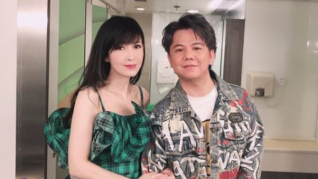 周慧敏出席伍仲衡的音樂會,難得露出香肩。(圖/翻攝自周慧敏IG)