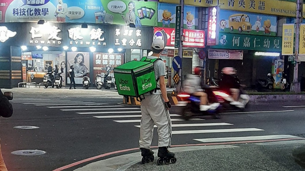 腳踏車不夠看! 外送哥「直排輪送餐」還溜上橋