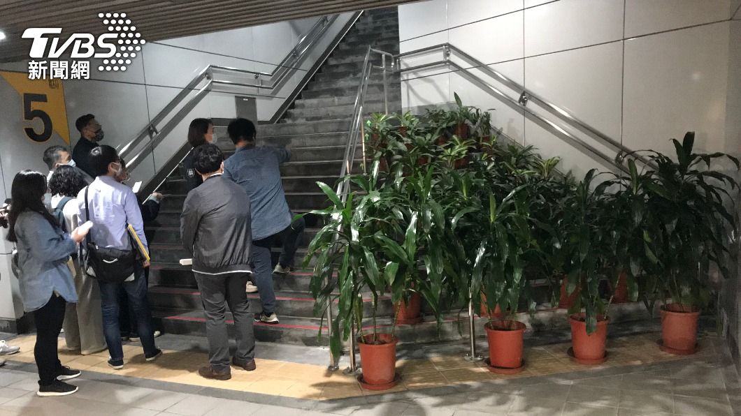 捷運大安站出入口樓梯惹議 北市府:檢討改善