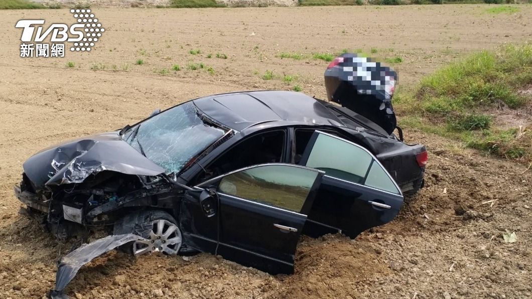 男子駕車撞斷六腳橋燈桿衝落田中 腹傷送醫