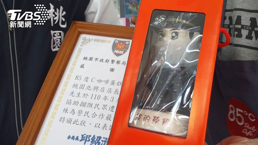 警方贈送感謝狀和警察寶寶表達謝意。(圖/TVBS)