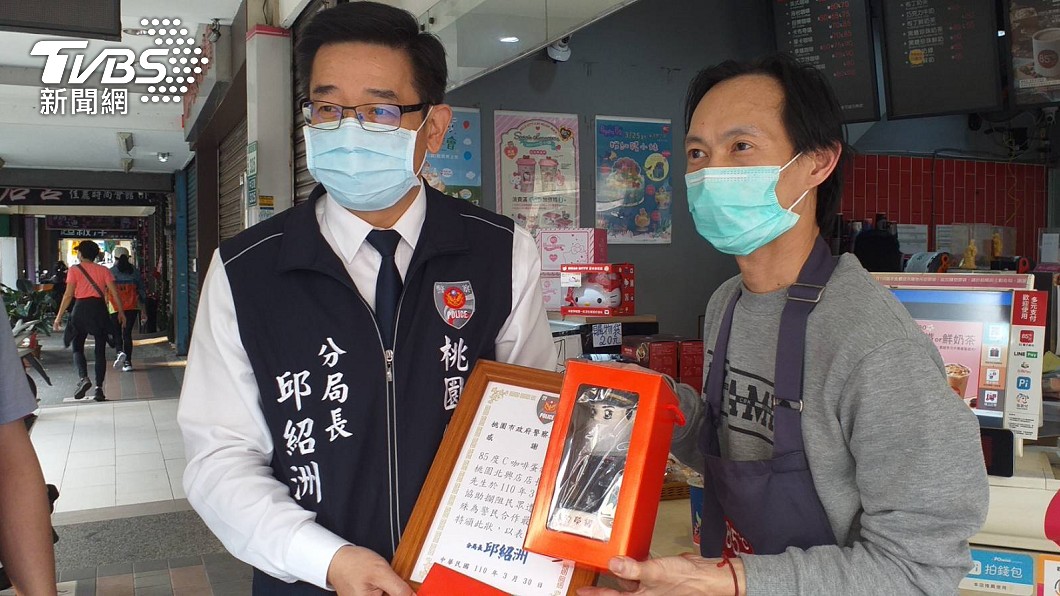 多虧店長「雞婆」戳破詐騙假女友! 分局長登門致謝