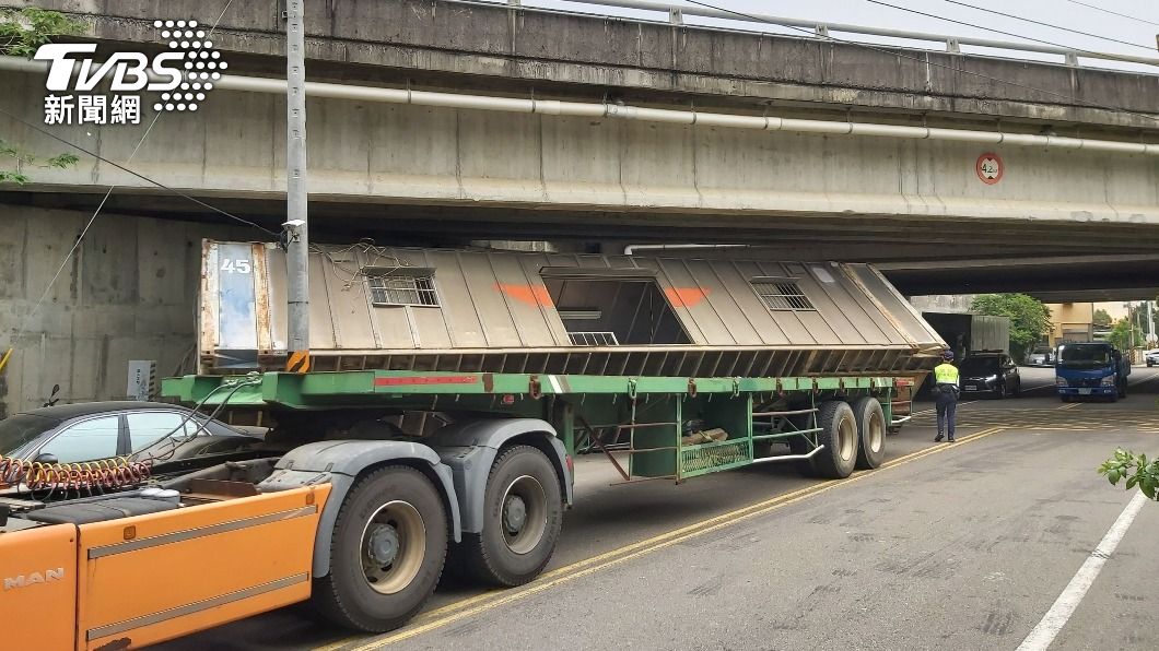 未注意限高撞國道高架橋 拖板車上貨櫃屋倒壓3車