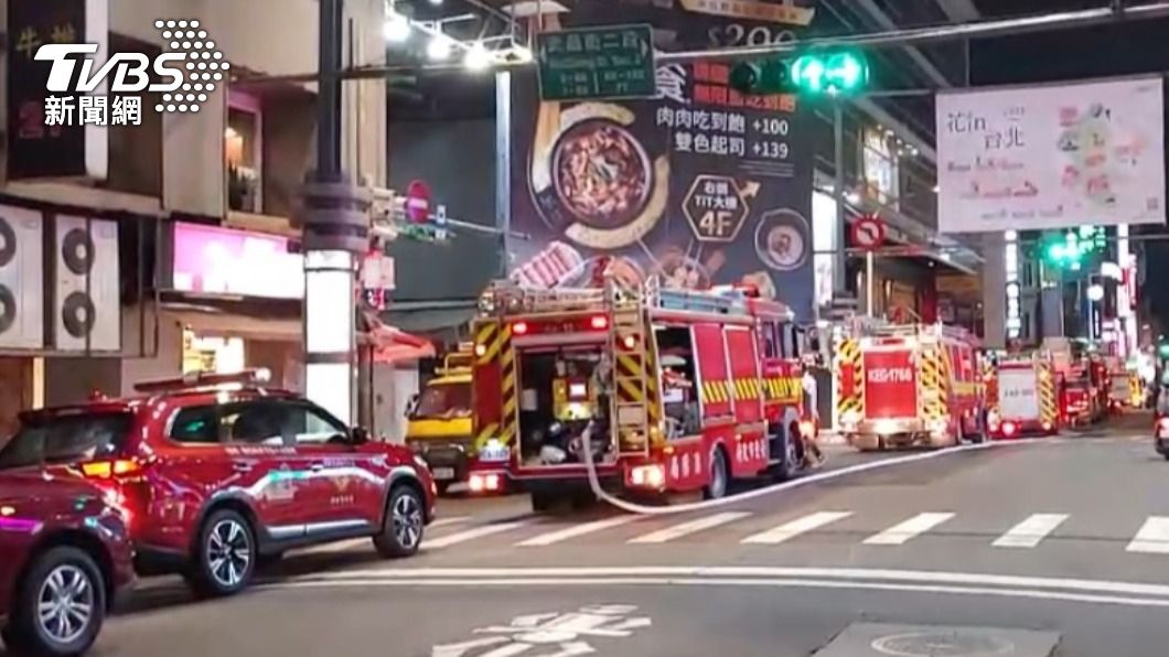 由於火警地點位於鬧區，警消派出多名人力與消防車到現場。（圖／TVBS）