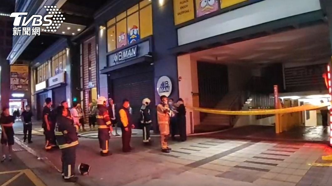 警消在停車場入口處拉起封鎖線。（圖／TVBS）