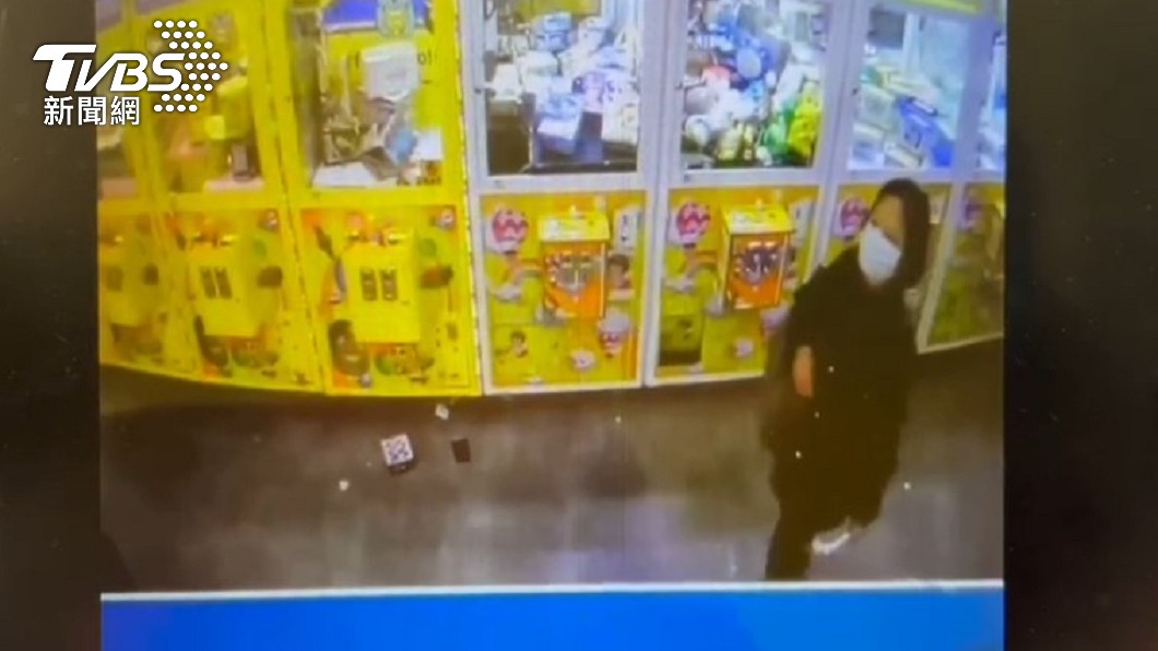 朱婦要離開店裡時,發現機台上有商品。(圖/TVBS)