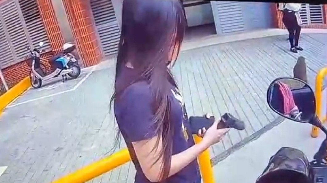 女大生左顧右盼,隨時注意野生的仇家是否出現。(圖/翻攝自爆廢1公社)