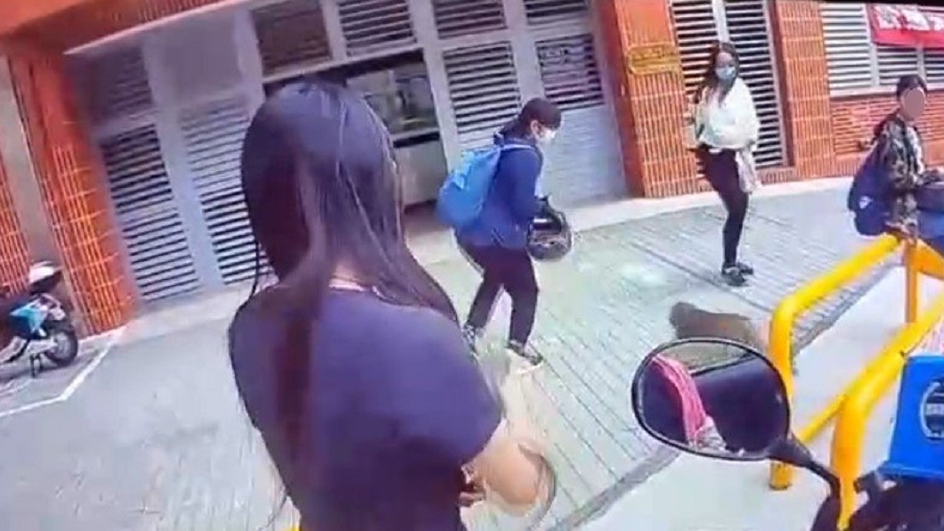 遭到追擊的女大生嚇得把食物丟到地板。(圖/翻攝自爆廢1公社)