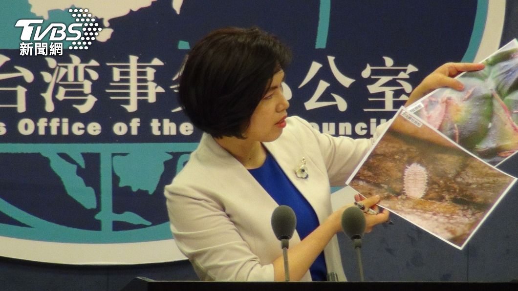 國台辦拿出通報函與放大的蟲體照片。（圖／中央社）
