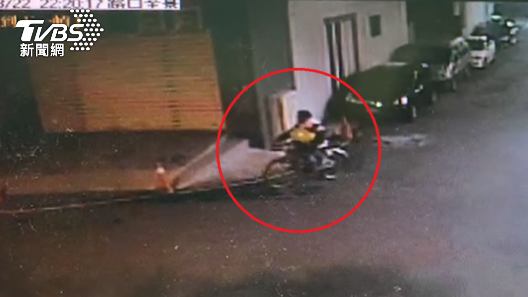 男子騎腳踏車穿越街道。（圖／TVBS）