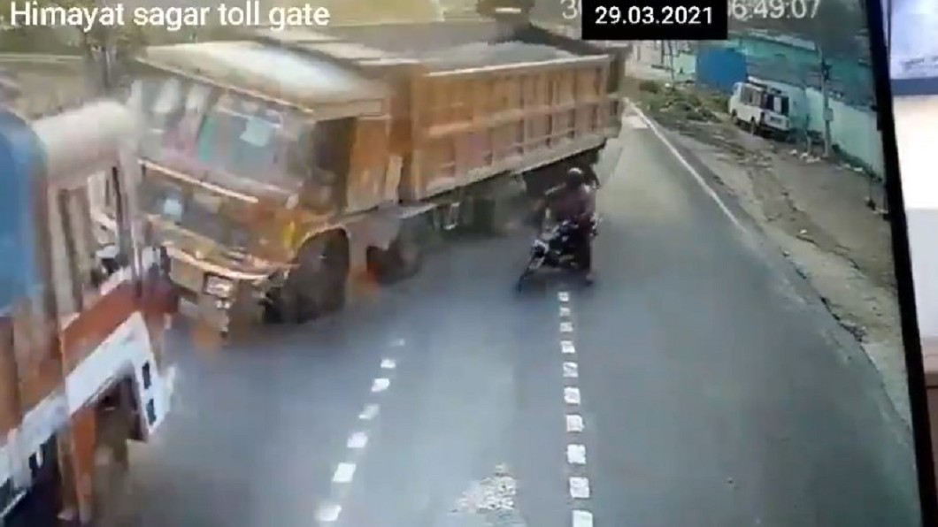 砂石車駕駛來不及煞車，與對向大貨車對撞。（圖／翻攝自CYBERABAD TRAFFIC POLICE推特）