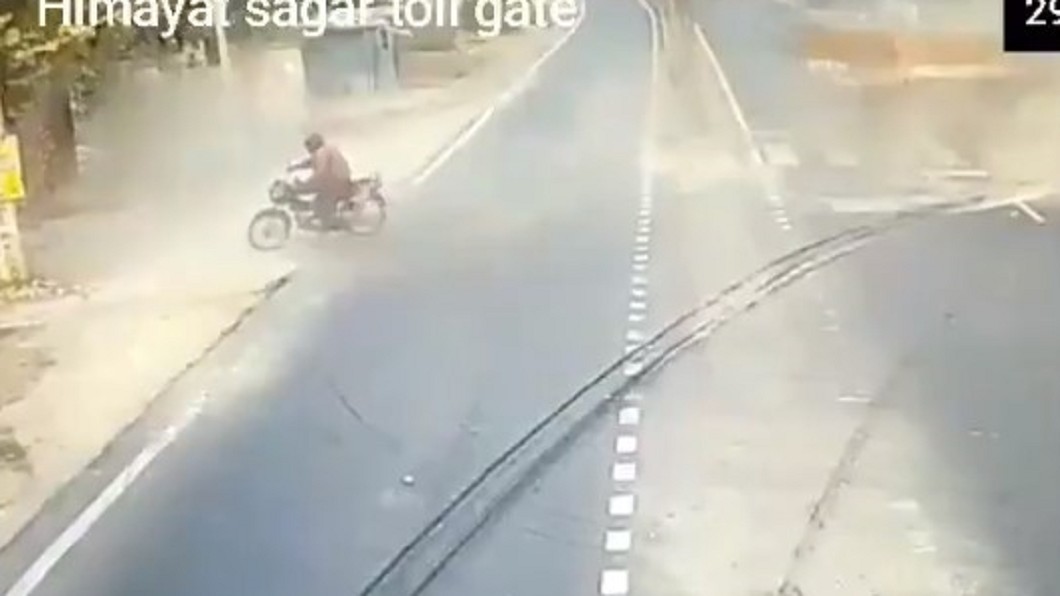 機車騎士毫髮無傷轉個圈回到路旁。（圖／翻攝自CYBERABAD TRAFFIC POLICE推特）