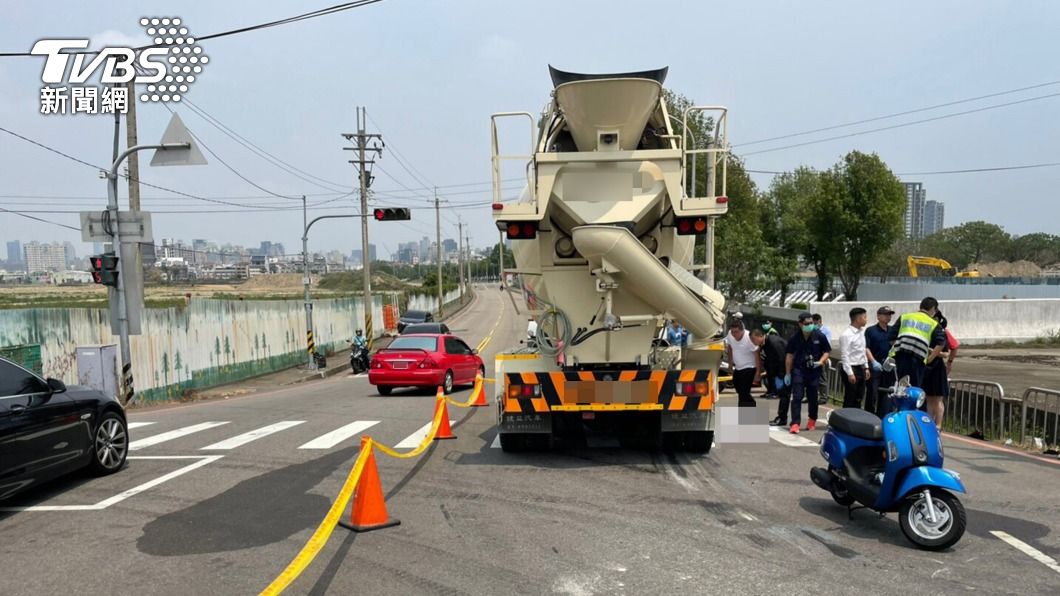 中市水泥預拌車與機車擦撞 女騎士重創當場身亡