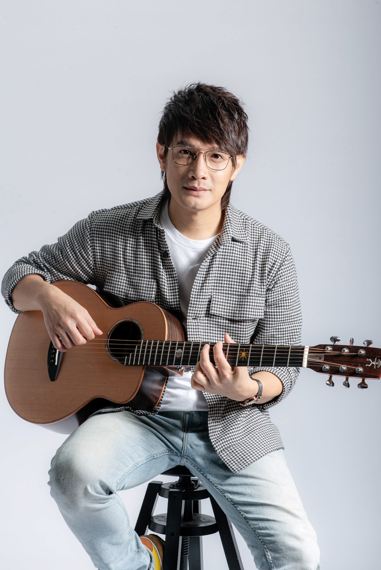 客家金曲歌王羅文裕助陣陳威全,擔任偏鄉創作營導師。(圖/上行娛樂提供)