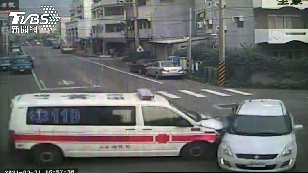 撞擊瞬間曝!婦搭救護車遇劫死 8歲童傷重急救中