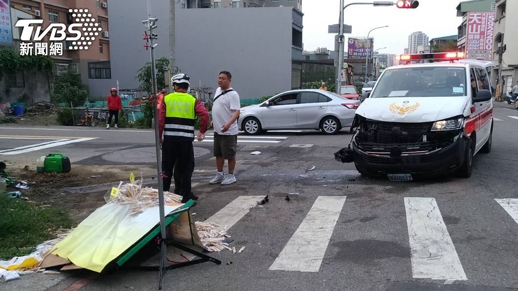 救護車車頭損毀。(圖/TVBS)