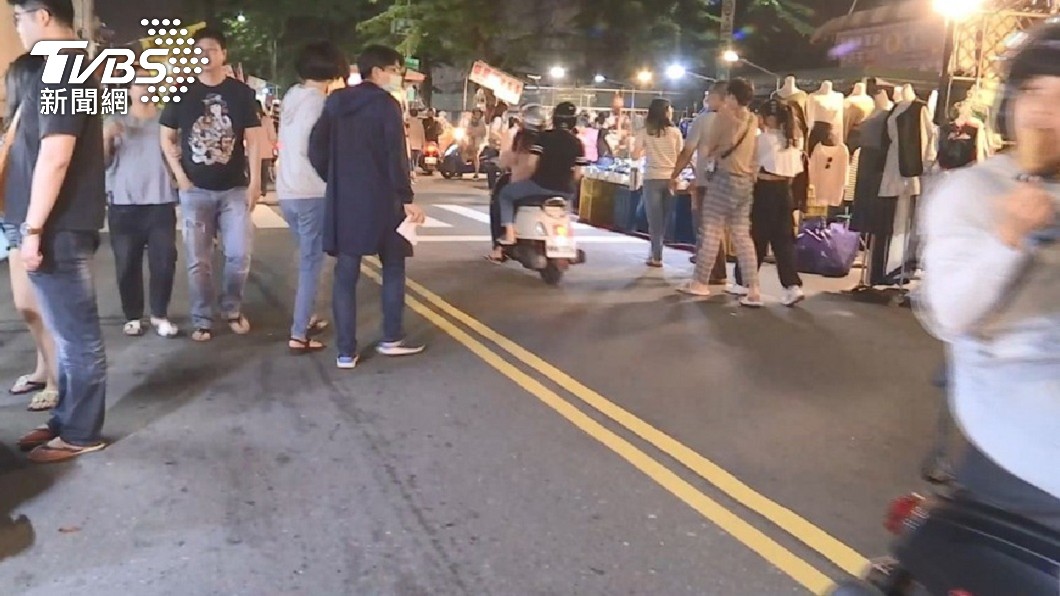 女公務員被爆料請假期間多次出遊逛街,遇見同事還會逃跑。(示意圖非當事人/TVBS資料畫面)