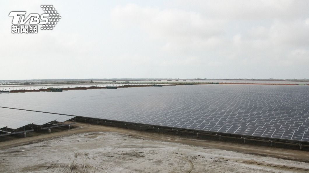 台南鹽田太陽光電場啟用 估每年發電2億度