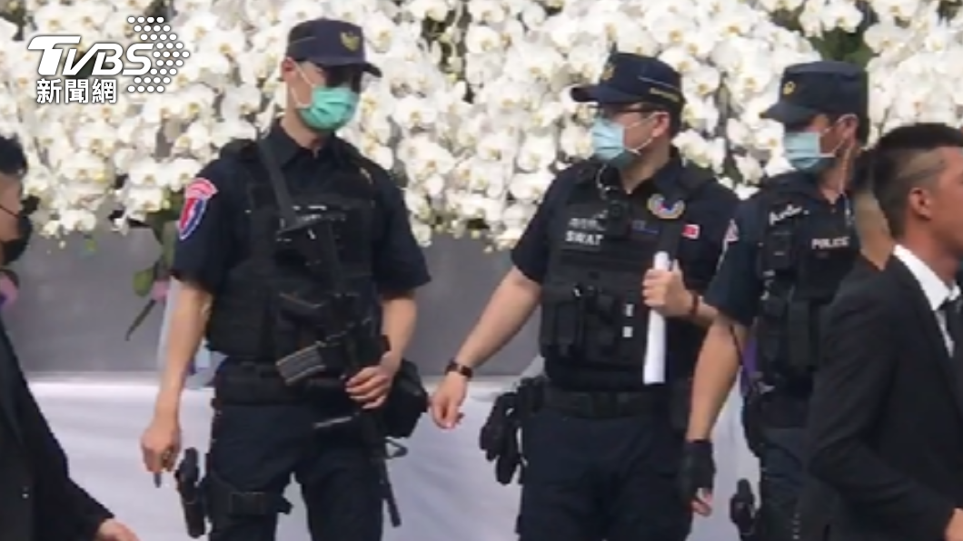 告別式現場員警荷槍實彈。(圖/TVBS)
