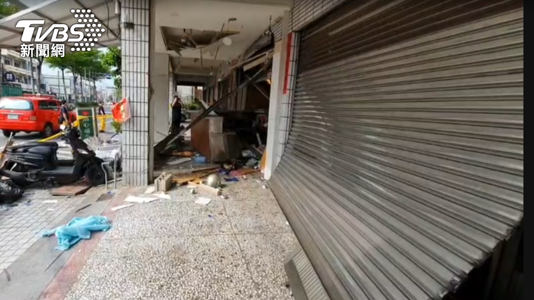 氣爆店家附近住戶的鐵捲門,受到強烈爆炸威力變形。(圖/TVBS)