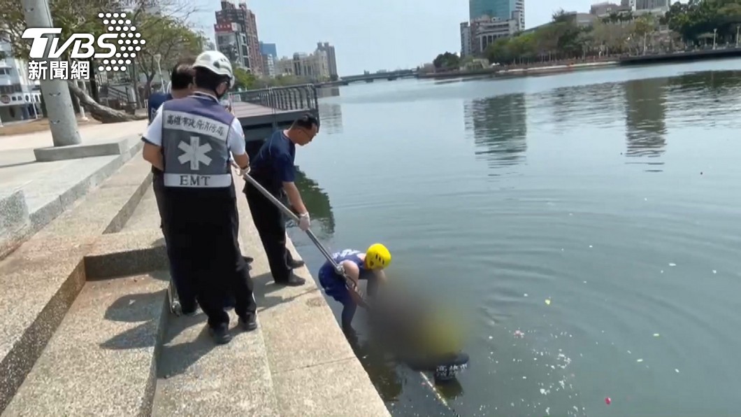搜救人員將小賀遺體打撈上岸。(圖/TVBS)