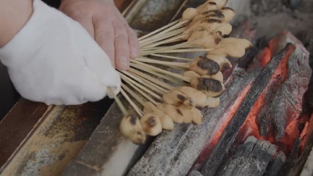 京都神社旁飄香千年 只賣這一味「碳烤麻糬」撫慰信眾