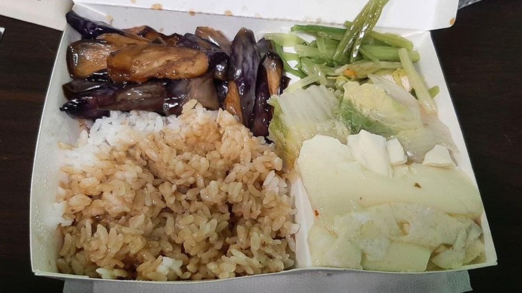 「白飯淋肉汁」被多收錢她氣炸 網見照狠酸:活該